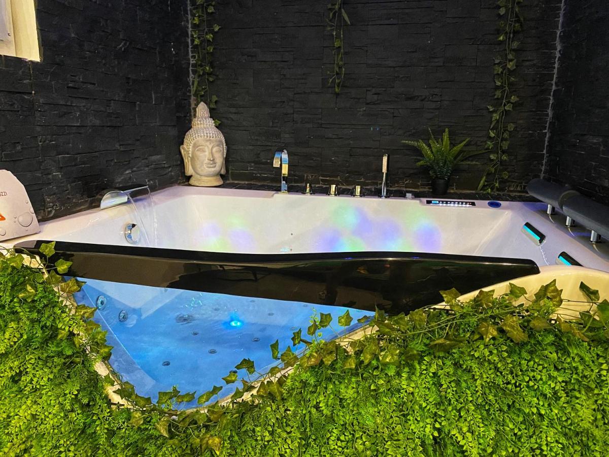 Suite Jacuzzi Privatif Plage Des Catalans Marseille Exteriör bild