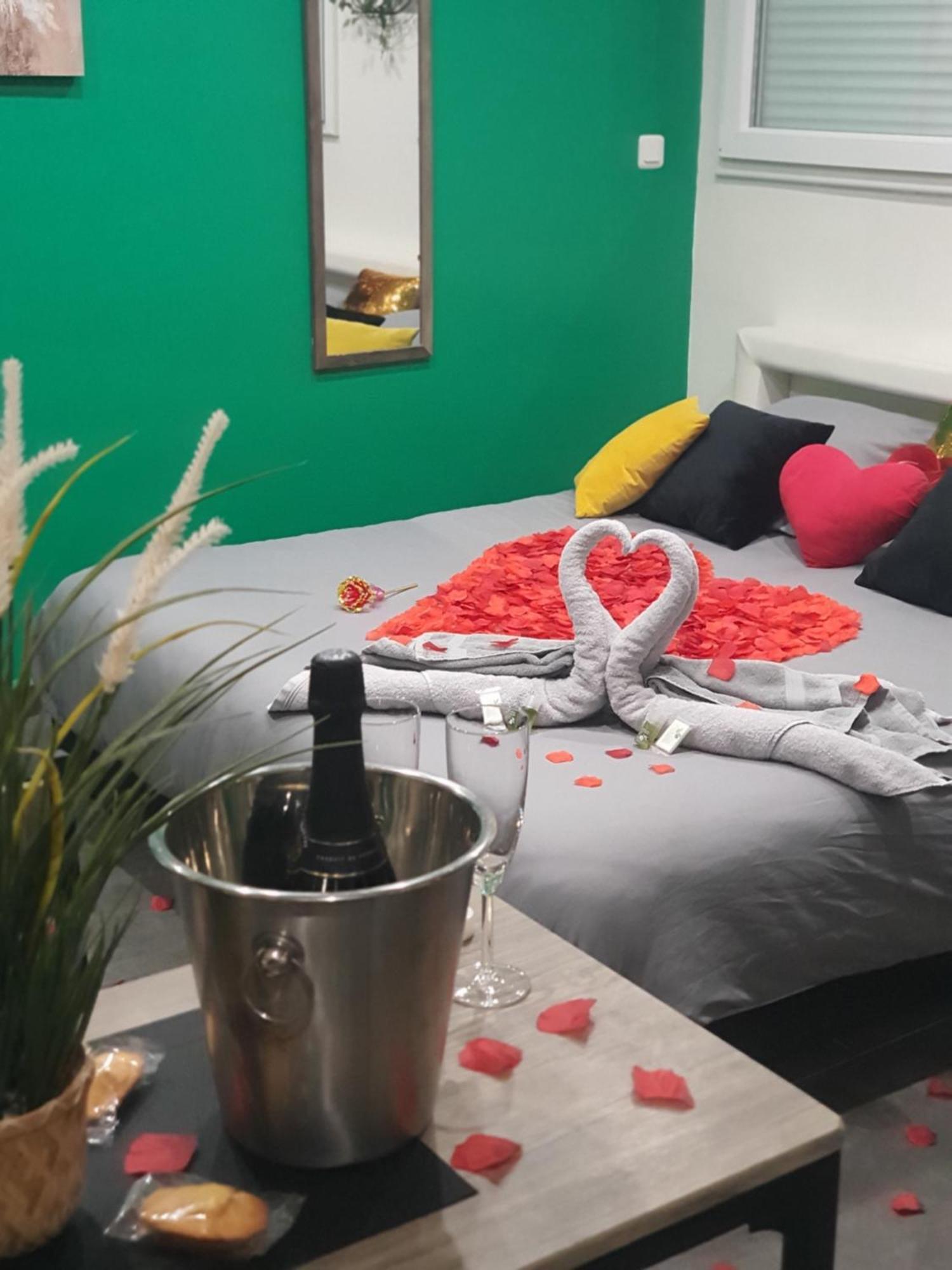 Suite Jacuzzi Privatif Plage Des Catalans Marseille Exteriör bild